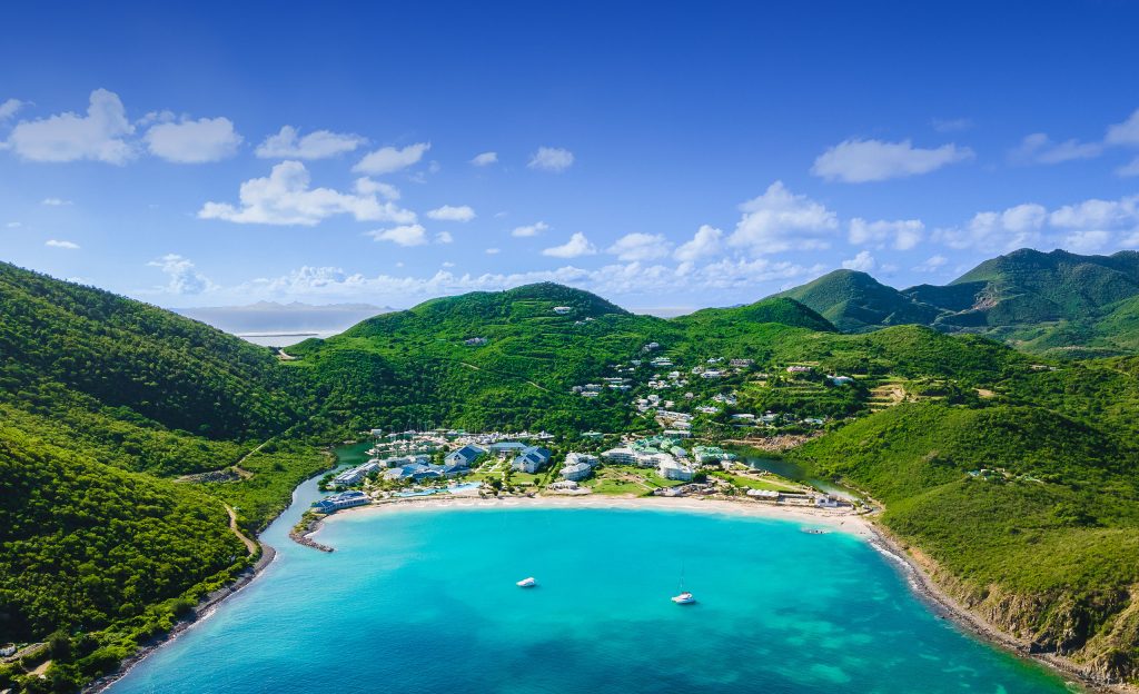 Anse Marcel met de jachthaven voor zeiltochten op Saint Martin