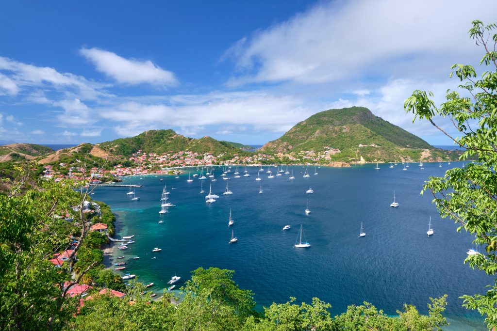 Zeilvakantie Guadeloupe & Dominica - de Baai van Les Saintes met het eilandje Terre-de-Haut, Guadeloupe