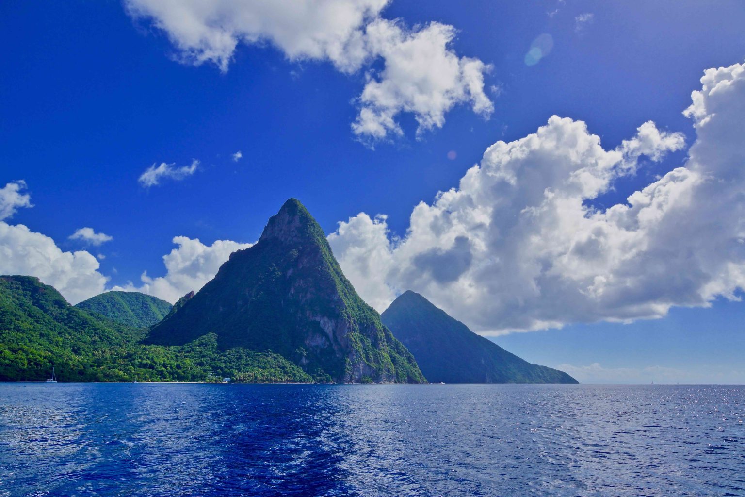 Mooiste eiland van de Caribbean Saint Lucia zicht op de Pitons vanaf de Caribische zee