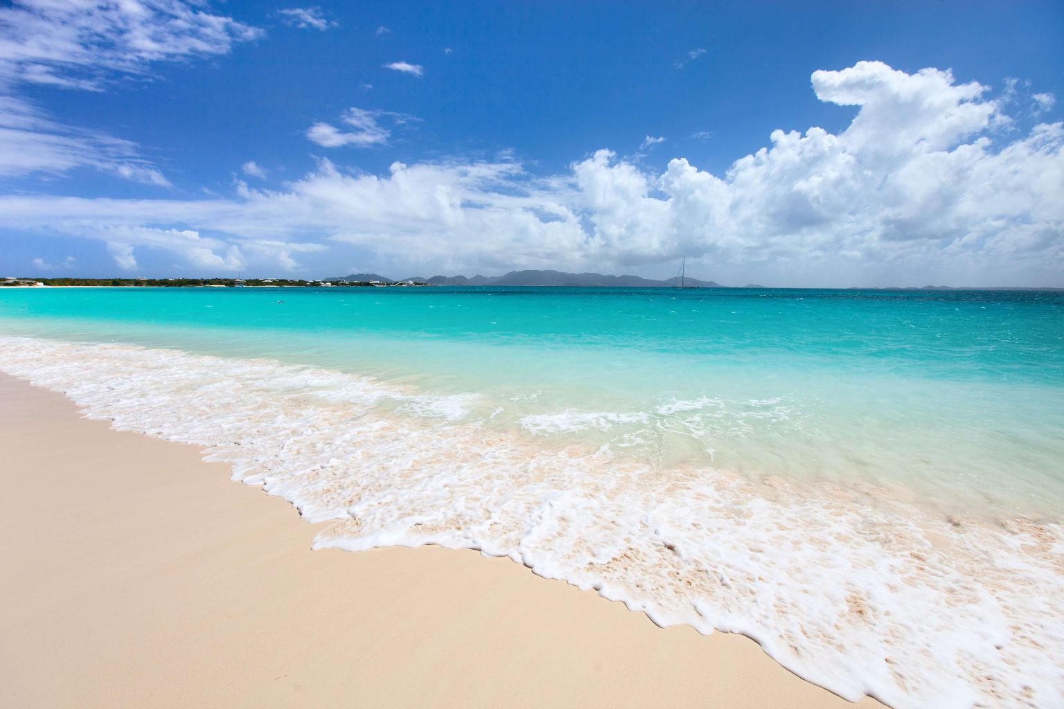 Mooiste eiland van de Caribbean Anguilla Rendezvous Bay uitzicht op Saint Martin