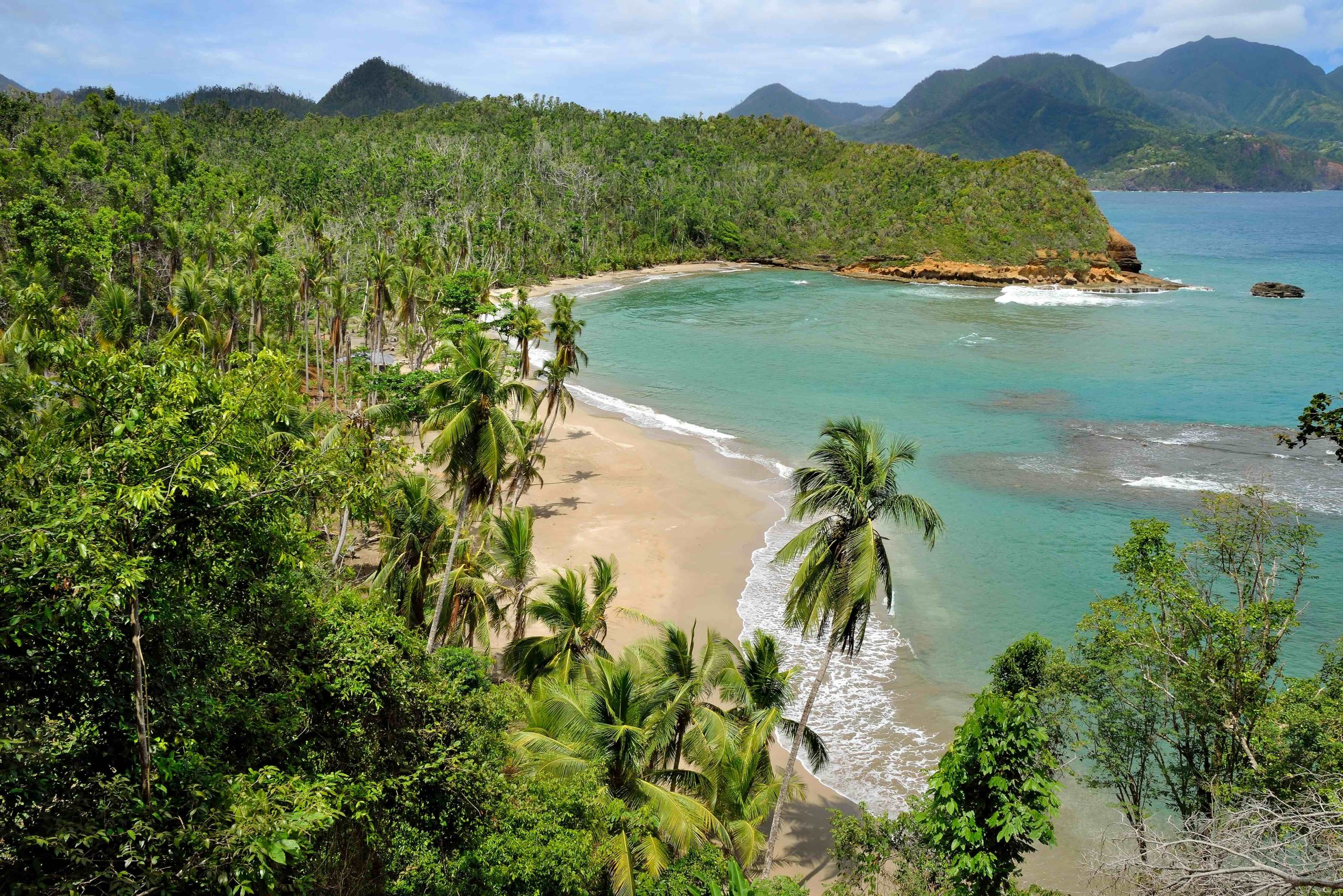 Dominica vakantie Batibou Beach Pirates of the Caribbean paradijselijk strand met wuivende palmen