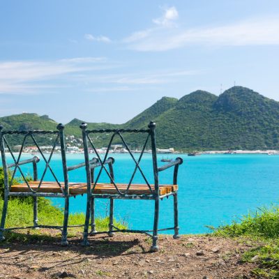 Rondreis Nederlandse Antillen Sint Maarten Bovenwindse eilanden vakantie Philipsburg bankje met uitzicht op Great Bay