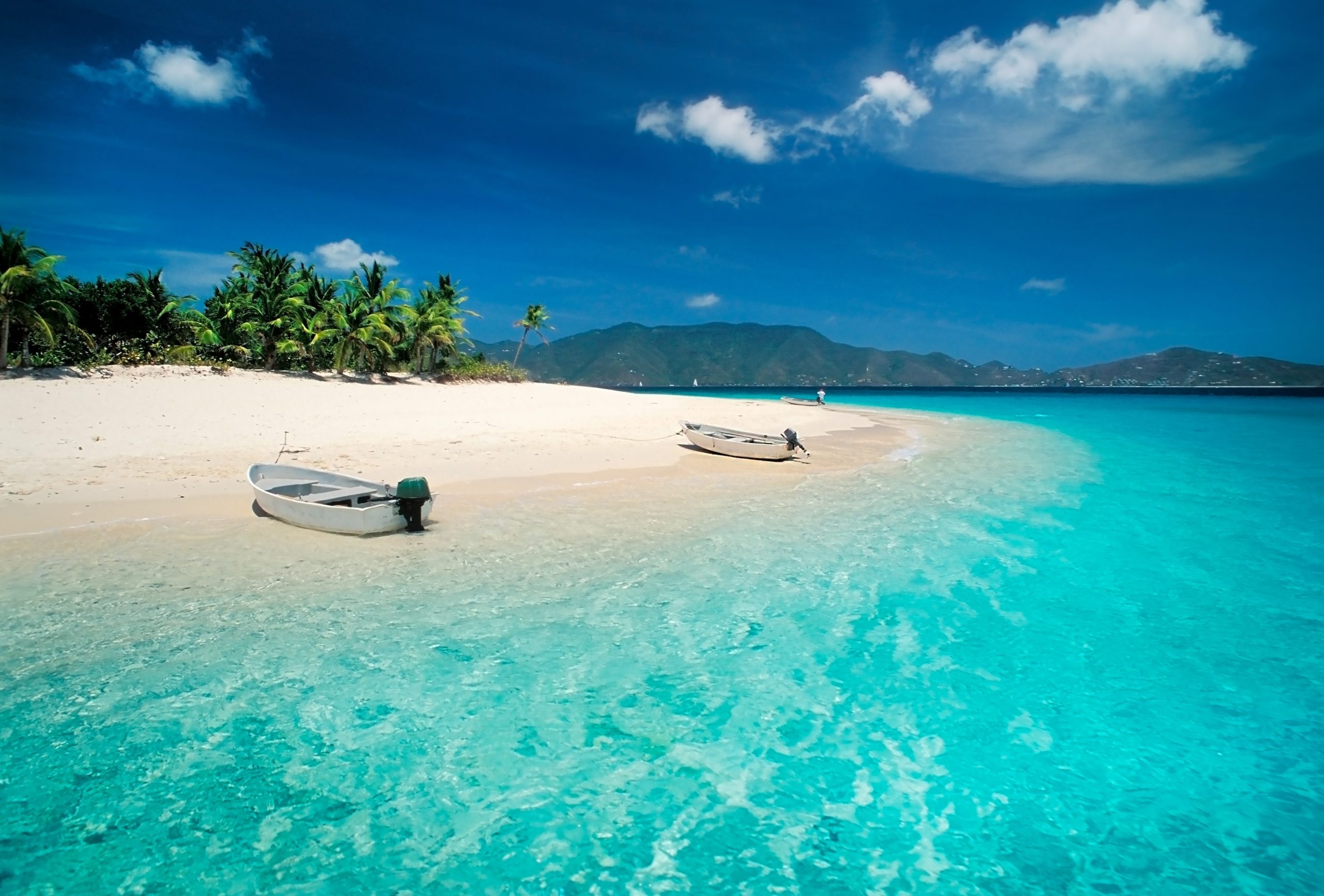 Britse Maagdeneilanden zeilvakantie Sandy Cay vlakbij Jost van Dyke en zicht op Tortola paradijselijke eilanden in het Caribisch gebied