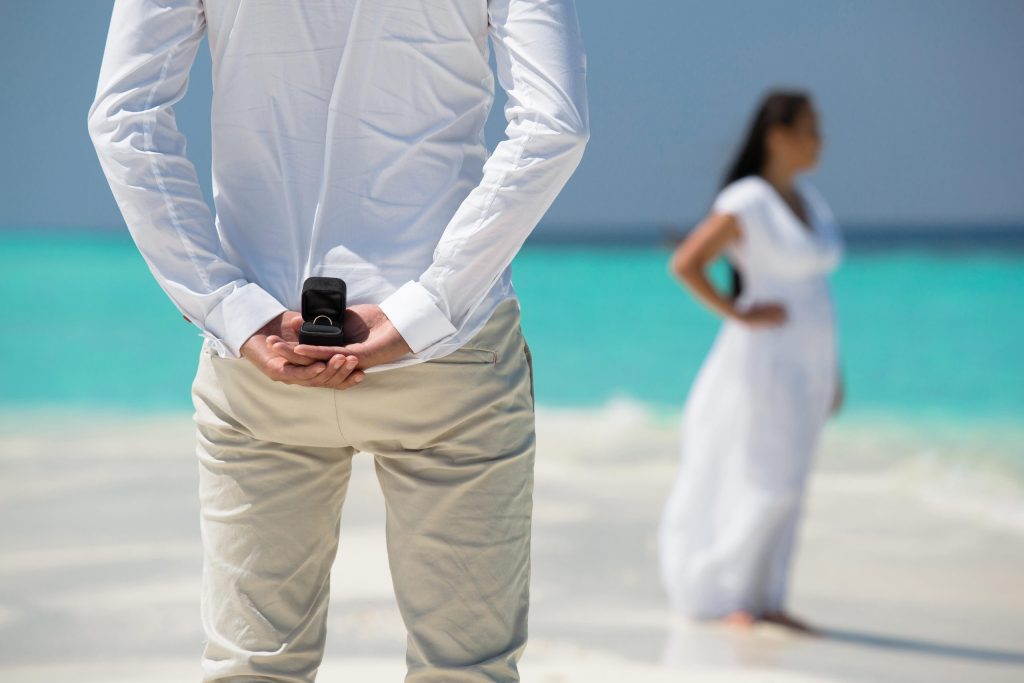 Huwelijksreis Caribbean verlovingsreis huwelijksaanzoek op het strand turquoise zee man vraagt vrouw ten huwelijk in de Caribbean