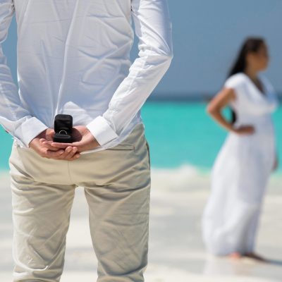 Huwelijksreis Caribbean verlovingsreis huwelijksaanzoek op het strand turquoise zee man vraagt vrouw ten huwelijk in de Caribbean