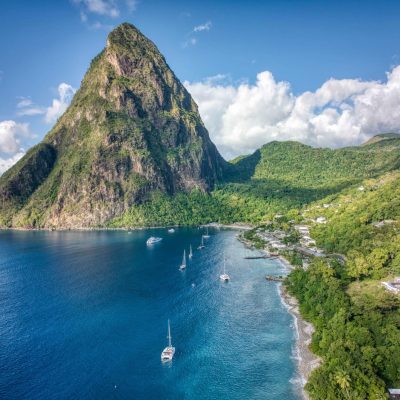 Saint Lucia vakantie Iconische Pitons zuiden van Caribisch eiland Saint Lucia vanaf zee Sugar Beach Ladera Jalousie Beach