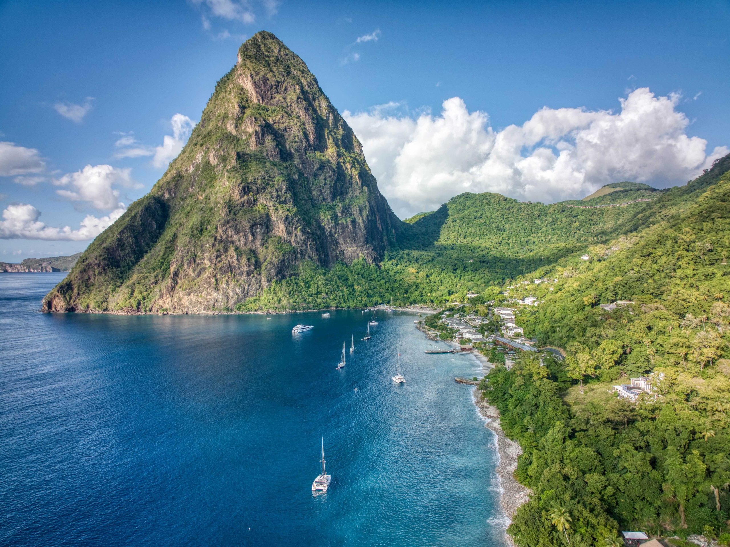 Saint Lucia vakantie Iconische Pitons zuiden van Caribisch eiland Saint Lucia vanaf zee Sugar Beach Ladera Jalousie Beach