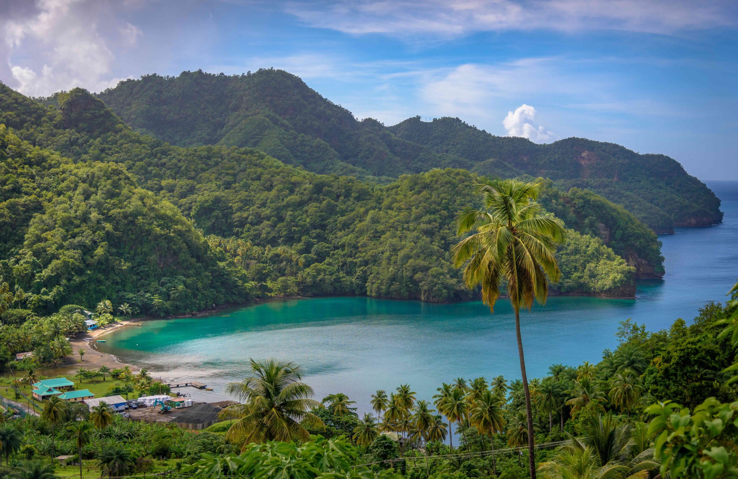 Saint Vincent vakantie Cumberland Bay op het Caribische eiland Saint Vincent prachtige diepe baai met vulkanisch zwart zandstrand en wuivende palmen populair bij zeilboten