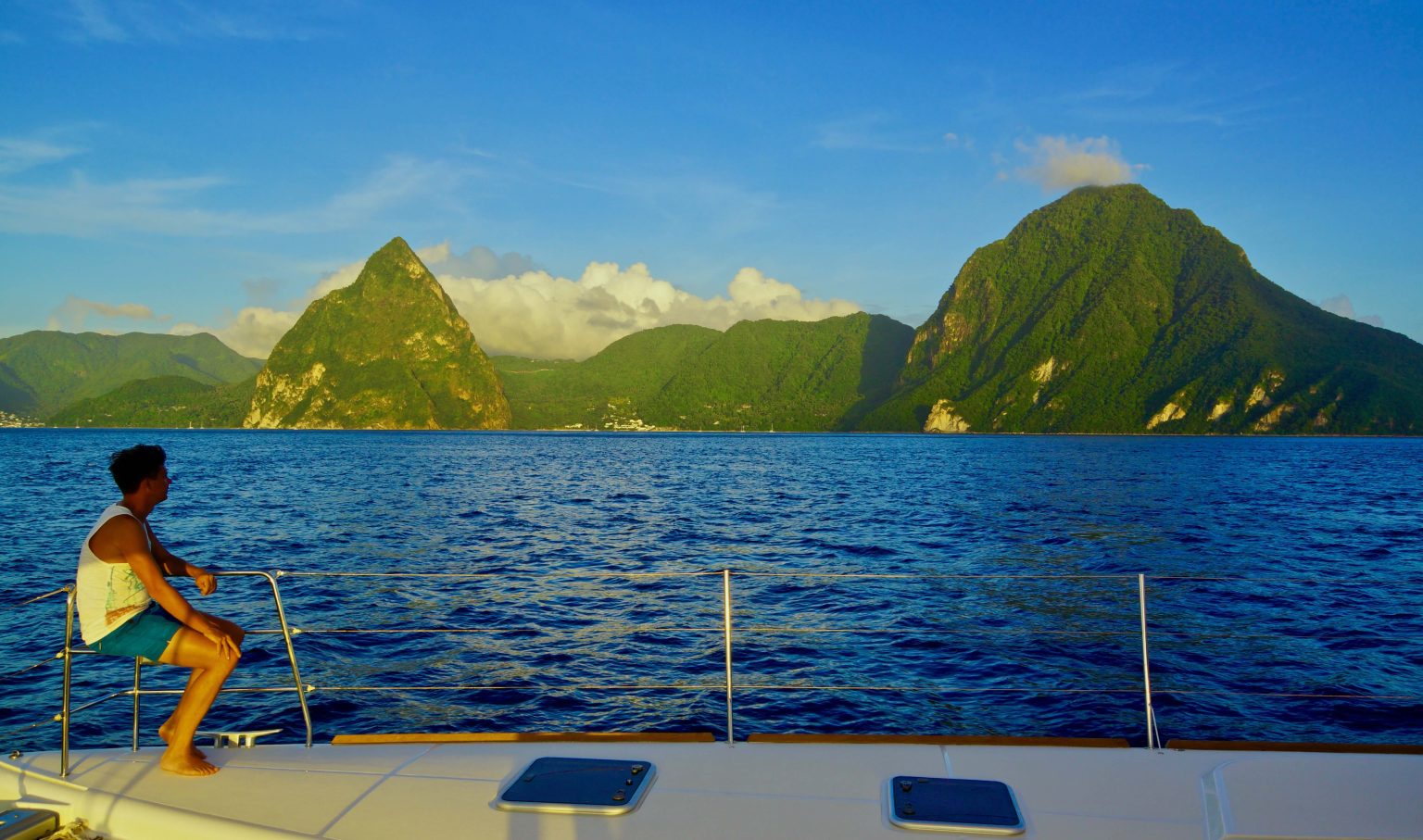 St Lucia highlights Pitons op Saint Lucia vanaf het water Mattijs van Bay Travel op catamaran zeiltocht Caribbean