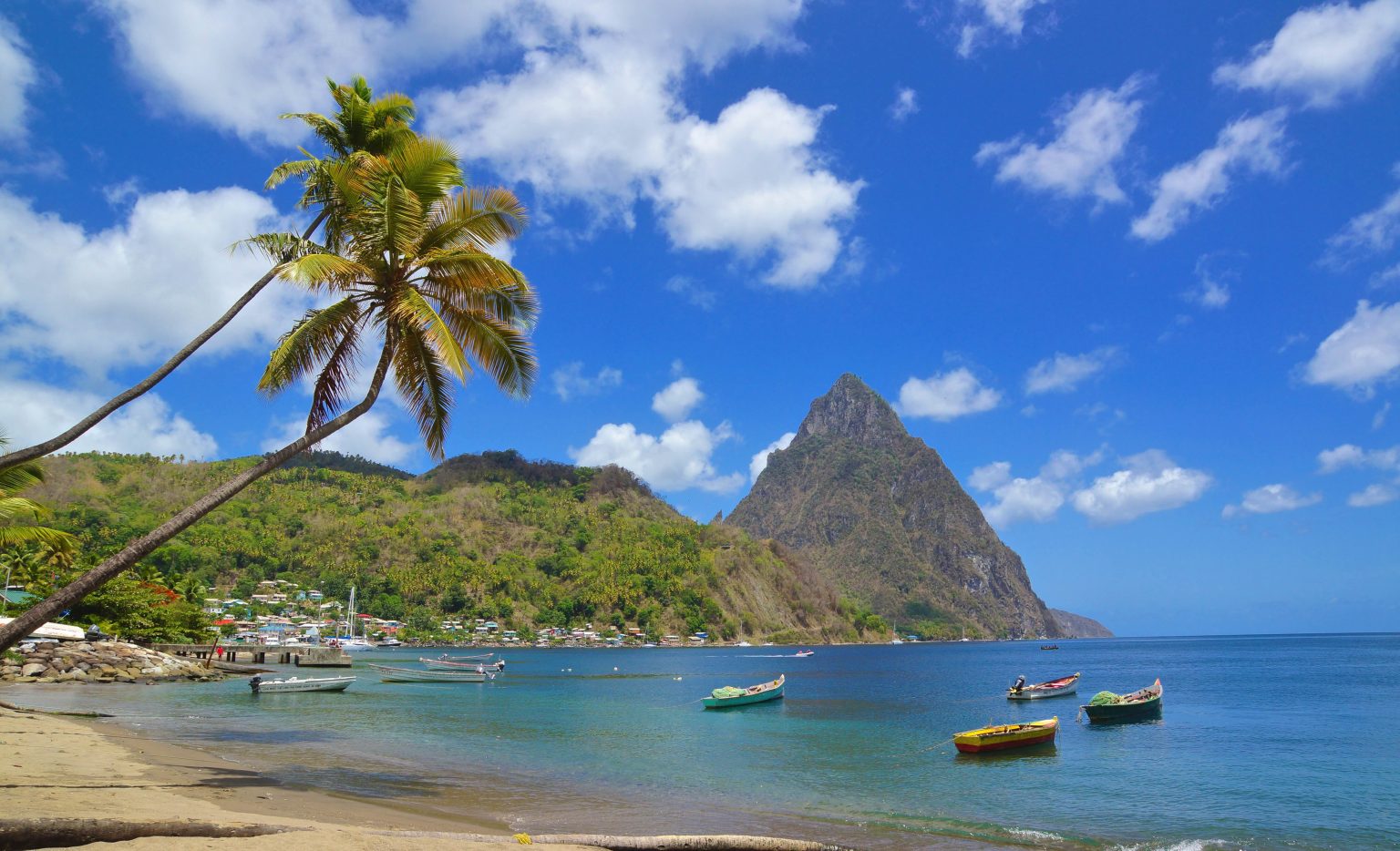 St Lucia highlights Pitons vanaf Soufriere beach park