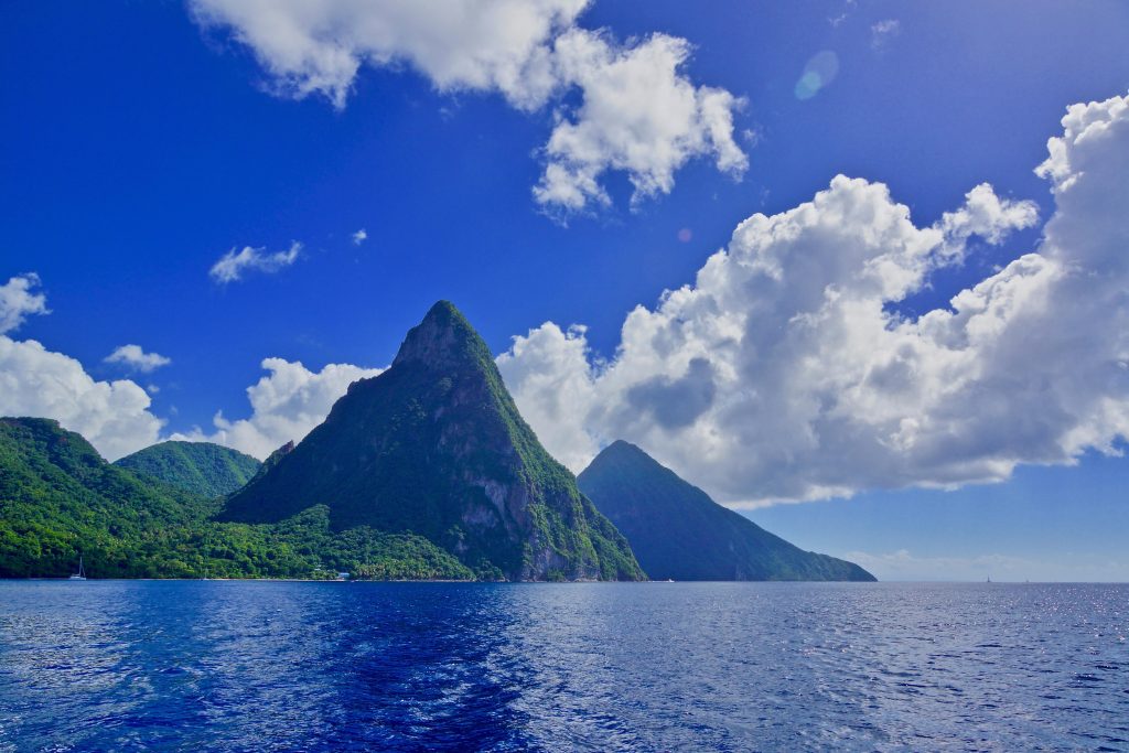 St Lucia highlights Pitons vanaf de Caribische Zee UNESCO werelderfgoed Gros Piton Petit Piton