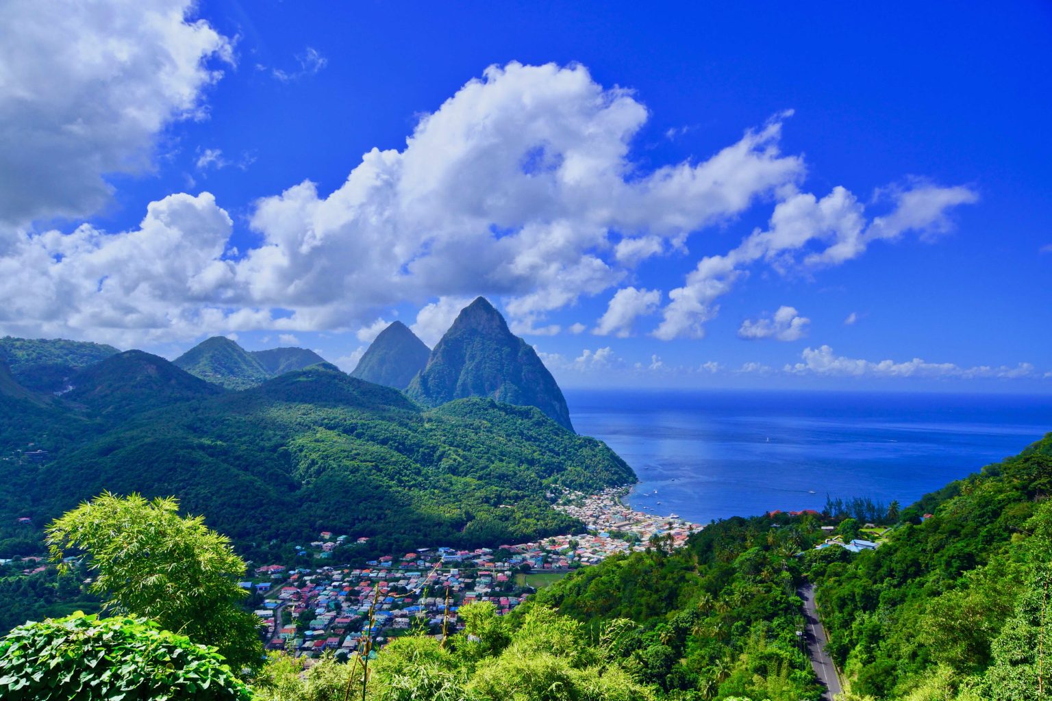 St Lucia highlights uitzicht over de Pitons (Gros Piton en Petit Piton) en stadje Soufriere