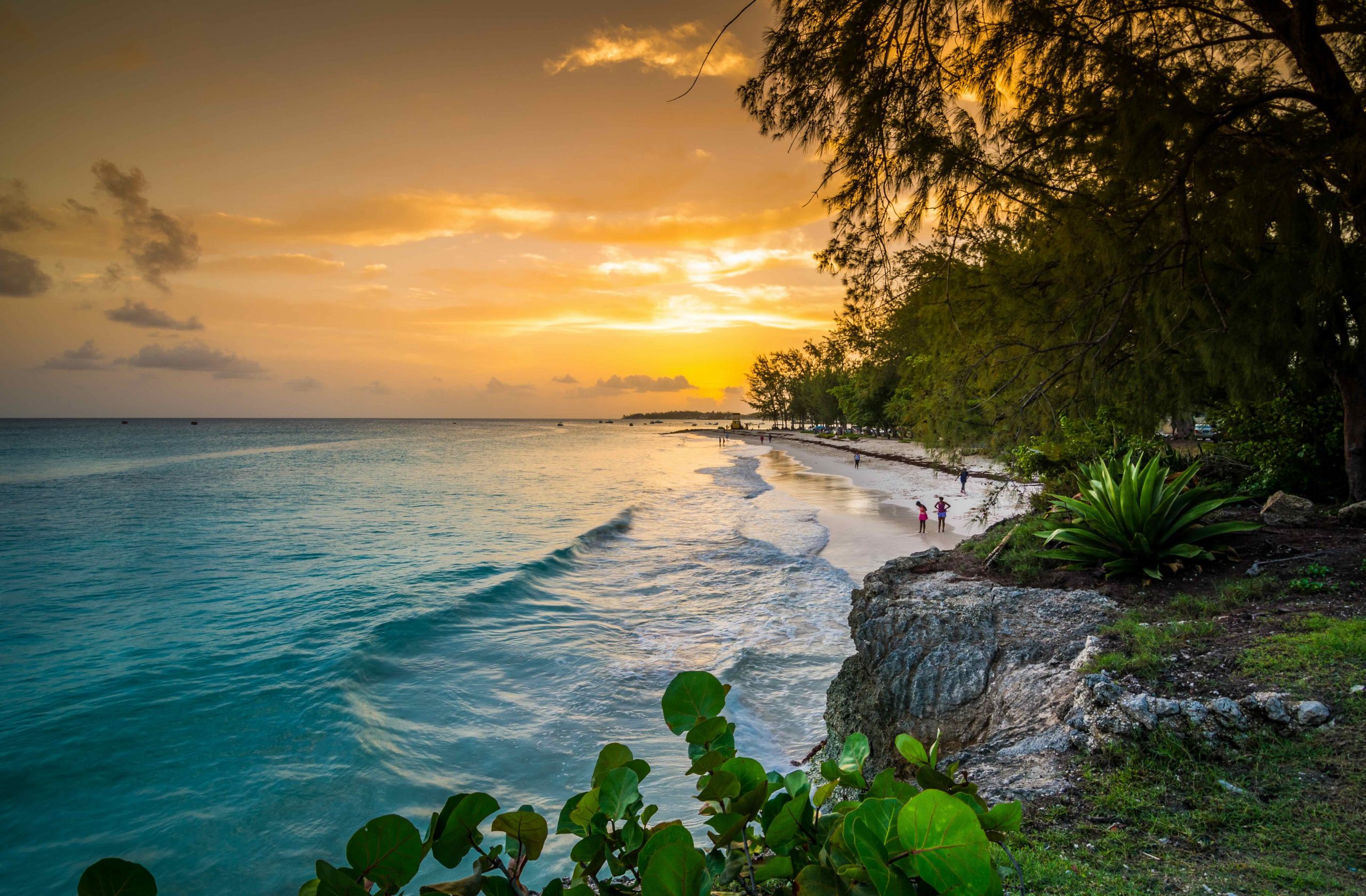 Vakantie Barbados zonsondergang op wit zanstrand Miami Beach Enterprise Beach op Caribisch eiland Barbados