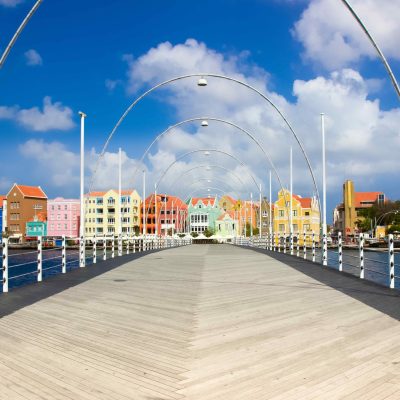 Vakantie Curaçao Pondjesburg Koningin Emmabrug in Willemstad met Handelskade zicht op Punda vanuit Otrobanda