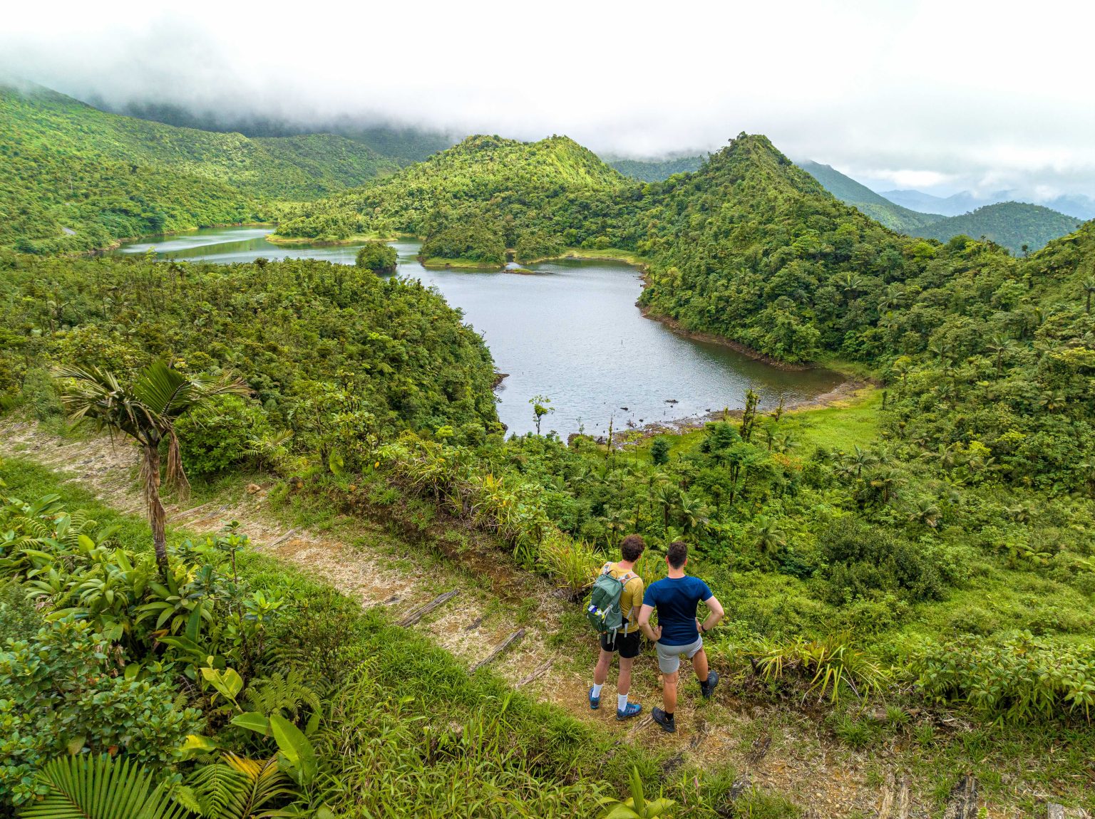 Dominica eiland Mattijs en Niek van Bay Travel bij Freshwater Lake in Morne Trois Pitons National Park