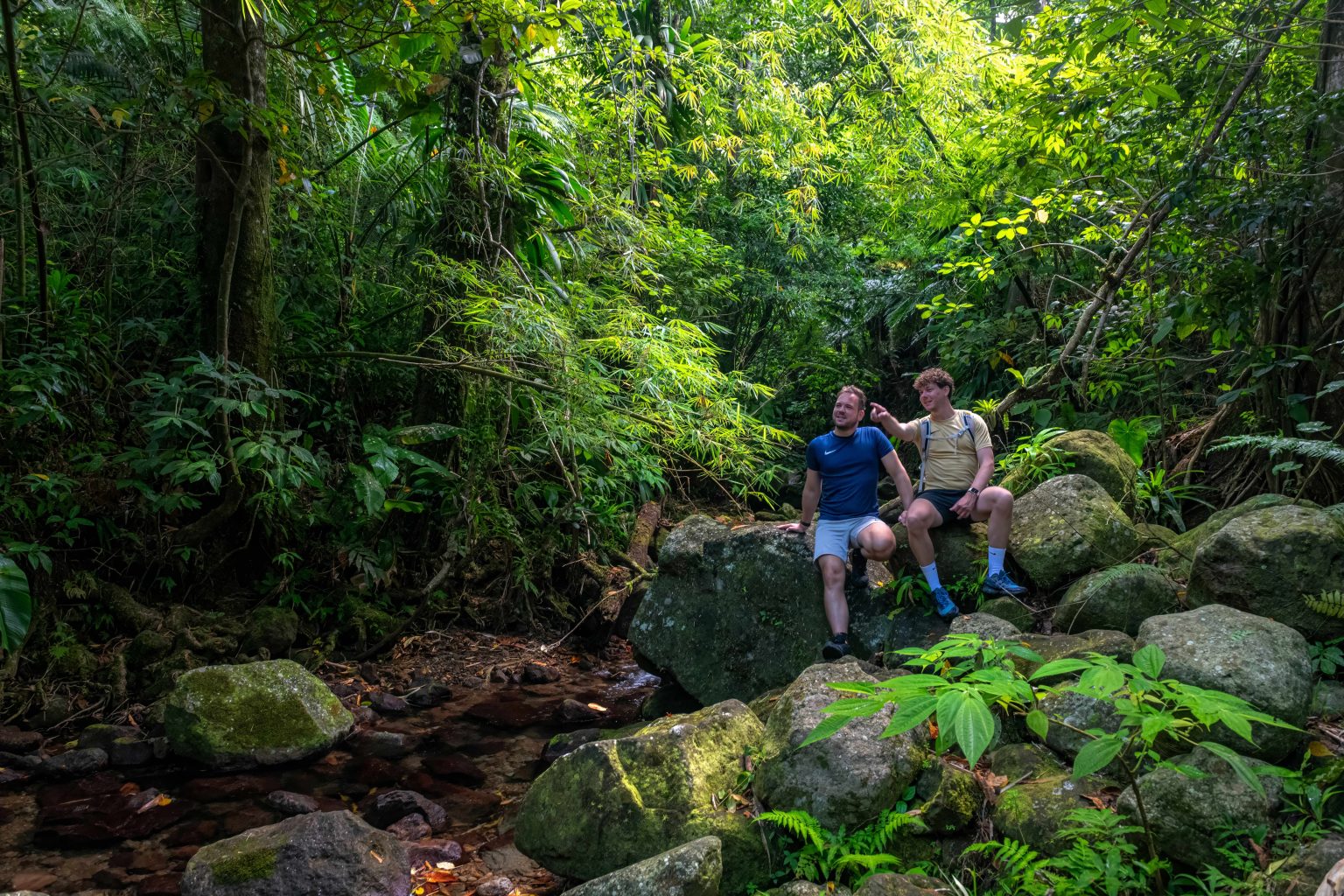 Mattijs en Niek van Bay Travel aan het hiken op Nature Island Dominica in de Caribbean