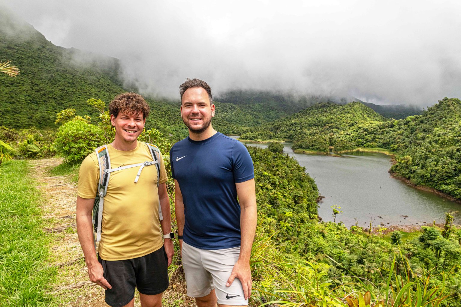 Mattijs en Niek van Bay Travel op Dominica eiland hiken langs Freshwater Lake Morne Trois Pitons National Park