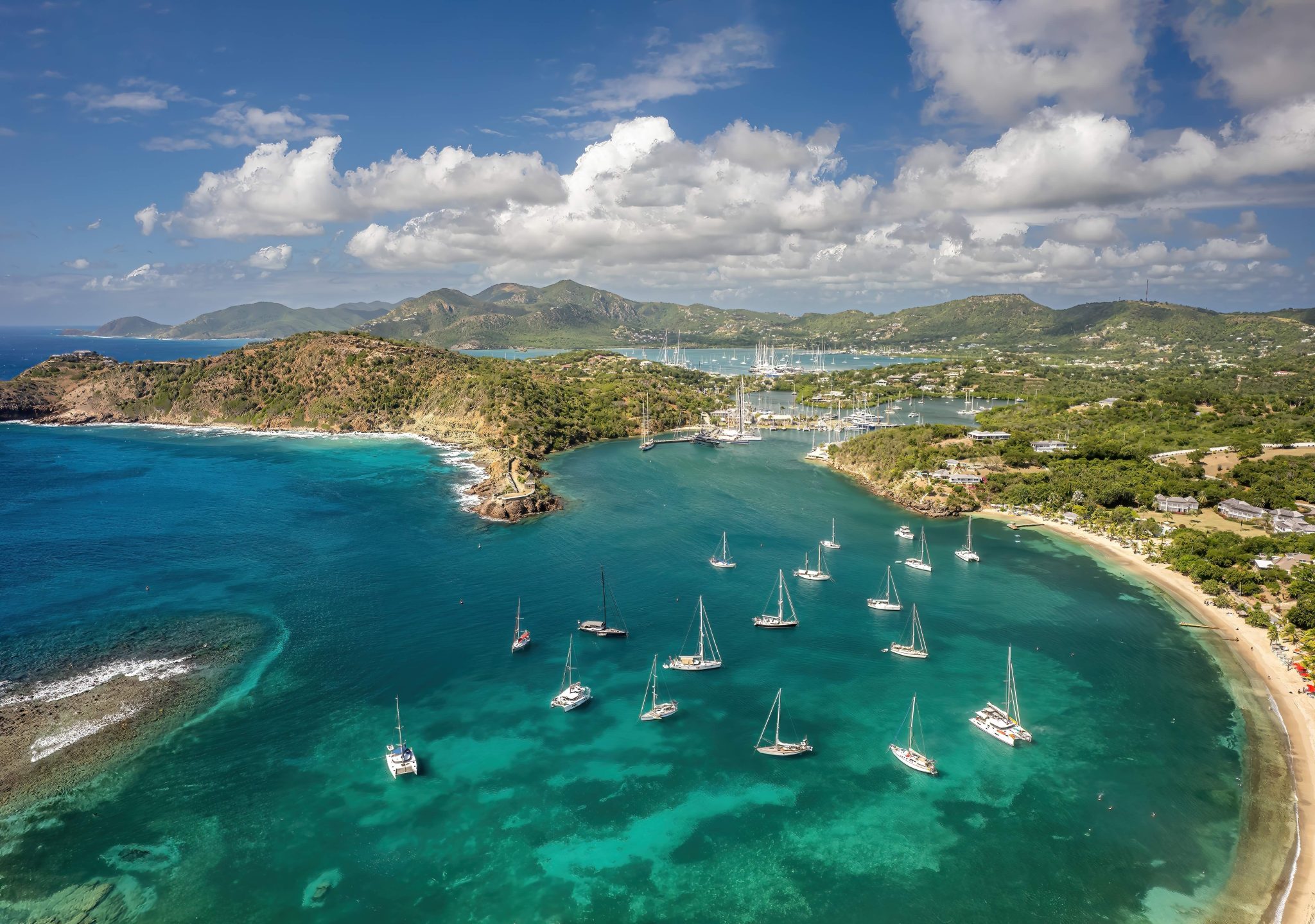 Antigua luchtfoto English Harbour Galleon Beach