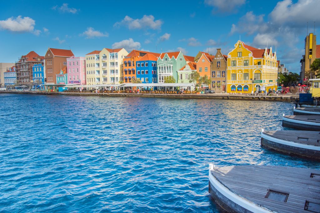 Handelskade in Punda met koningin Emmabrug op Curaçao