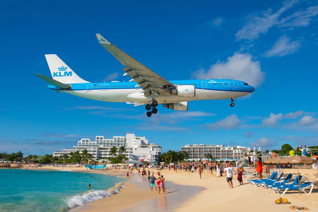 KLM vliegt over Maho Beach op Sint Maarten SXM airport
