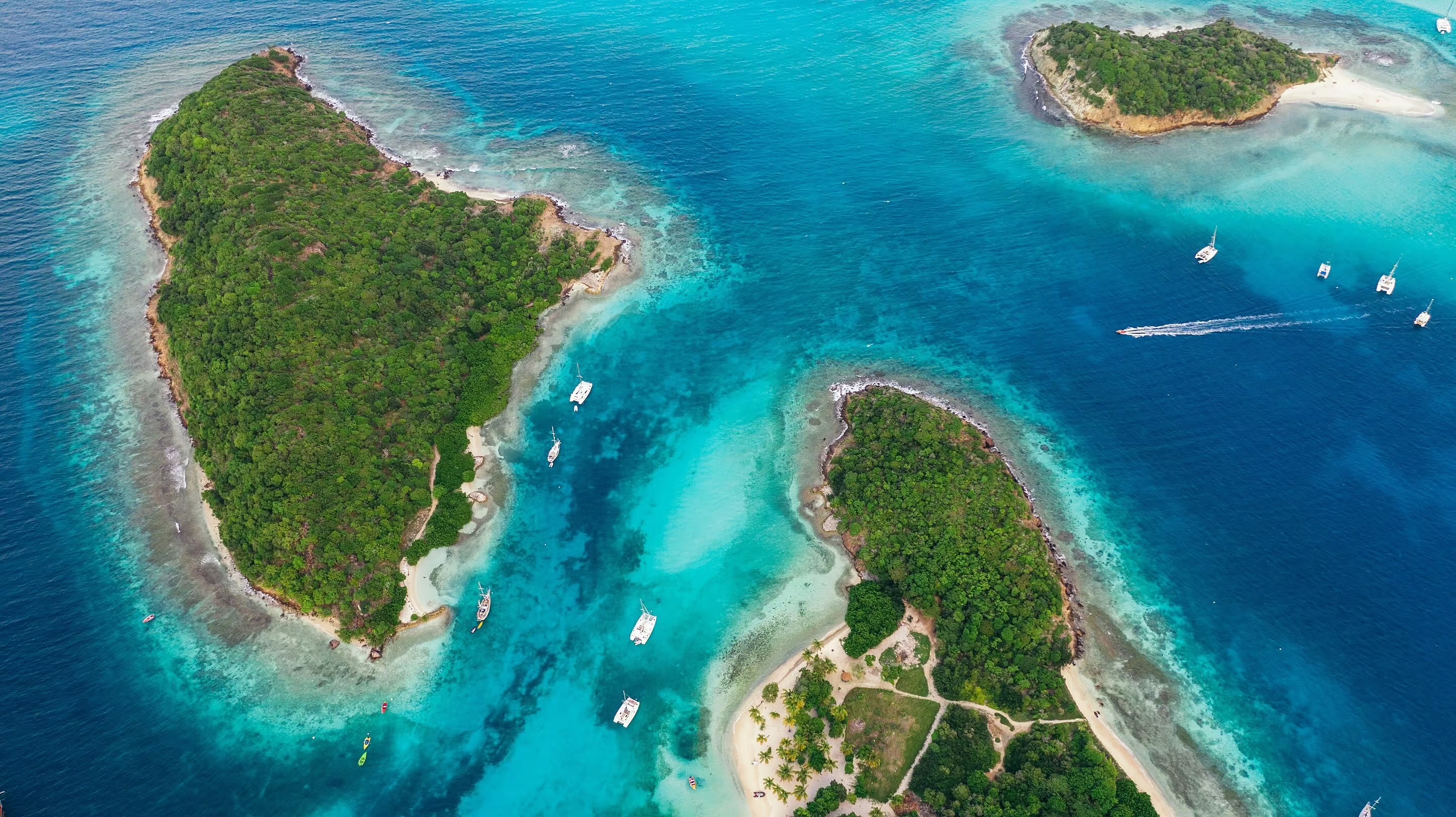 Saint-Vincent-en-de-Grenadines-Tobago-Cays-luchtfoto-reservaat-voor-vissen-koraal-en-schildpadden-onbewoonde-eilandjes-Petit-Rameau-Petit-Bateau-Baradal-en-Petit-Tabac