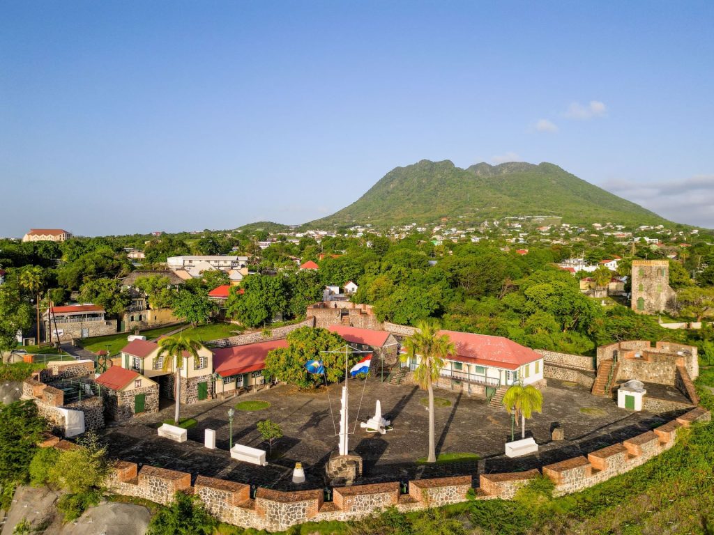 Sint Eustatius Oranjestad met Fort Oranje, Honen Dalim Synagoge en vulkaan The Quill