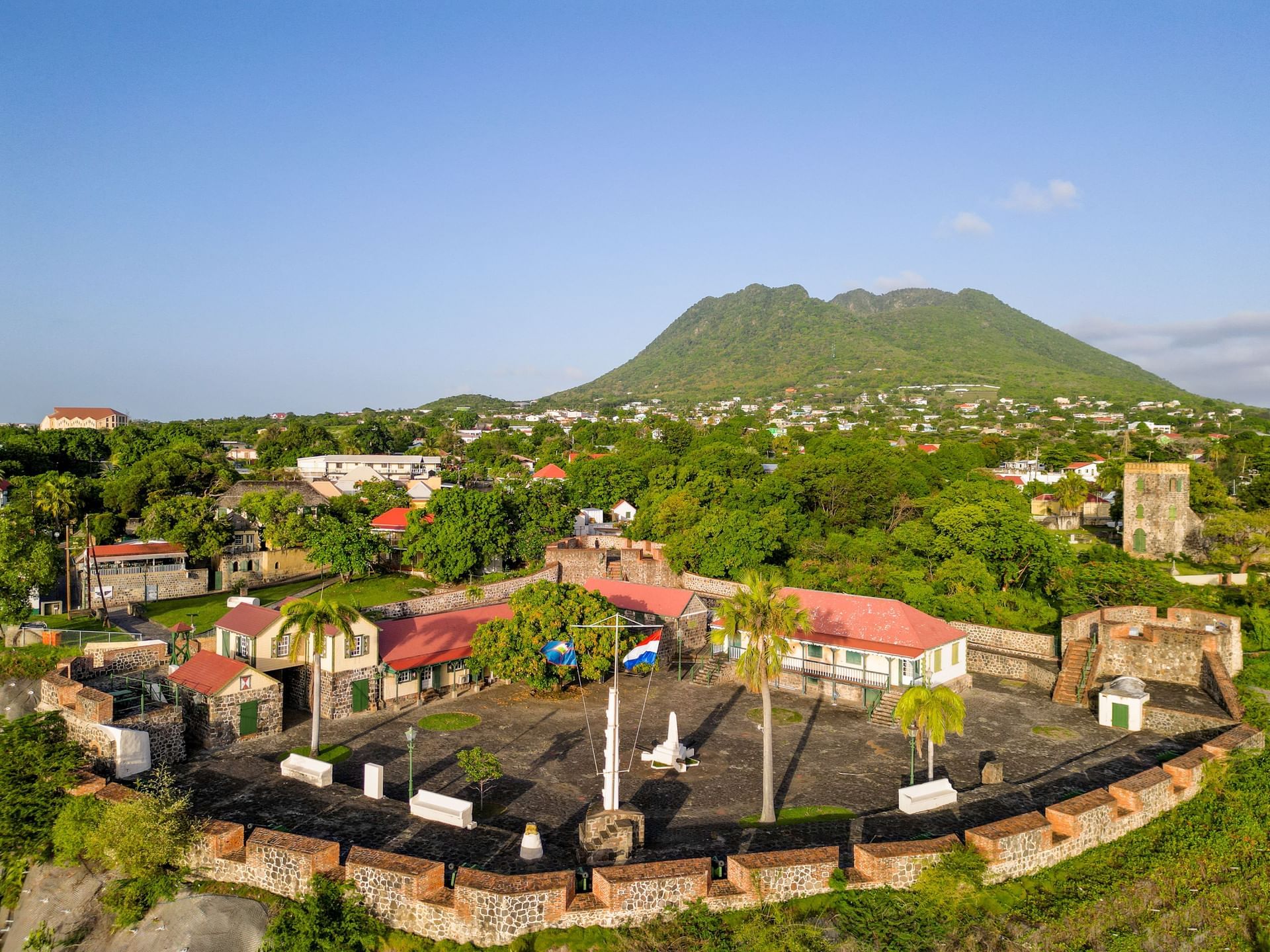 Sint Eustatius Oranjestad met Fort Oranje, Honen Dalim Synagoge en vulkaan The Quill