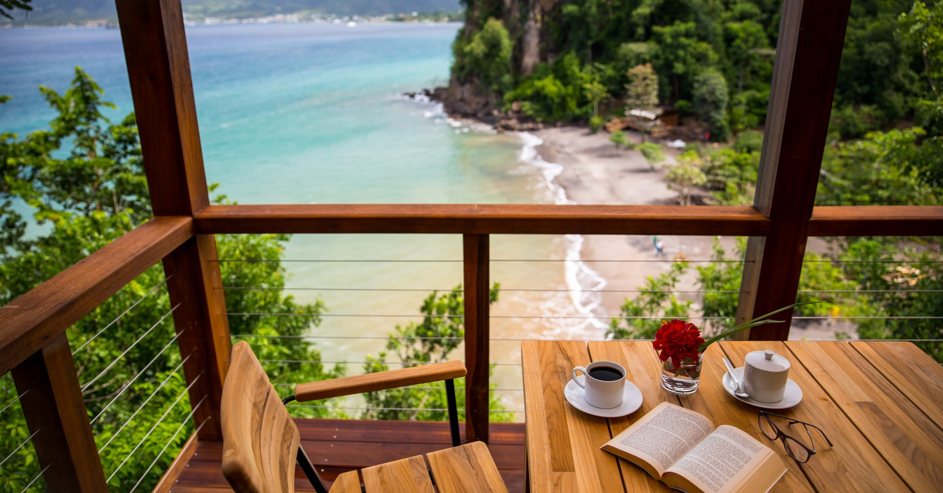 Secret Bay Dominica uitzicht over Secret Beach en de Caribische Zee